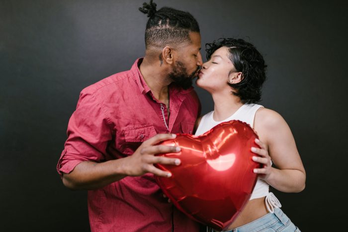 (casal se beijando) Contrato de namoro: o que é, como funciona e quando fazer